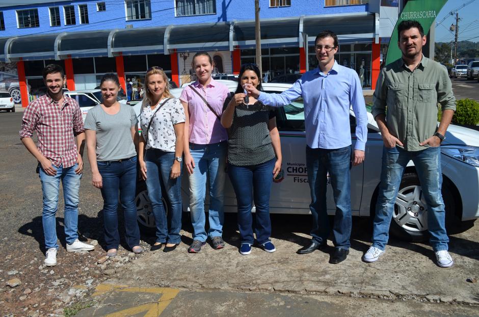 Administração Municipal entrega 5 veículos novos para Secretarias