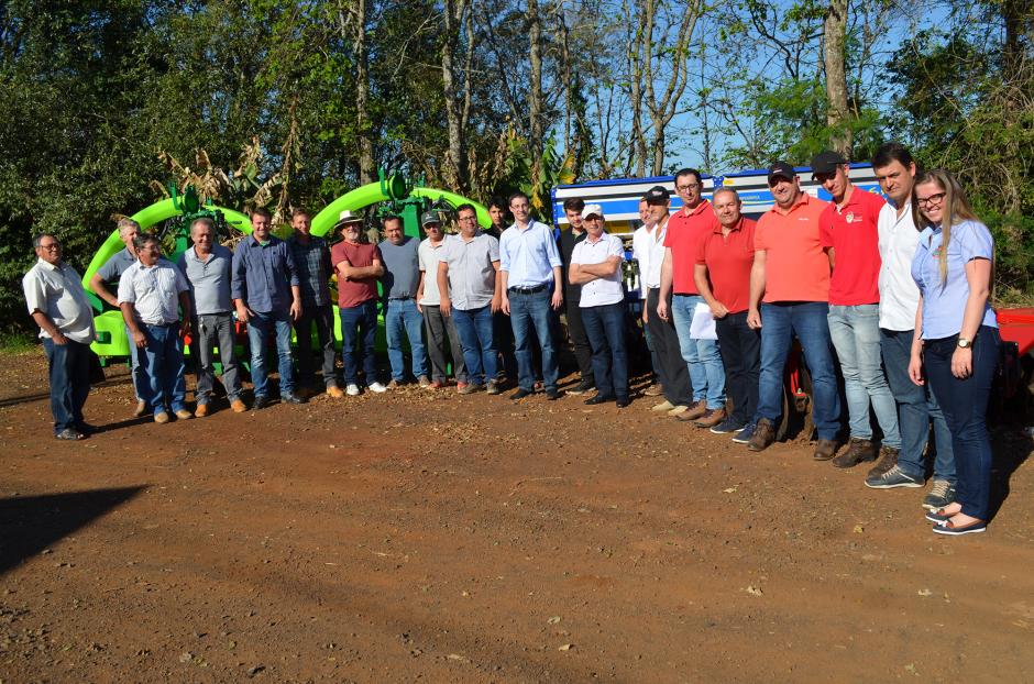 Secretaria de Agricultura entrega equipamentos para Associações