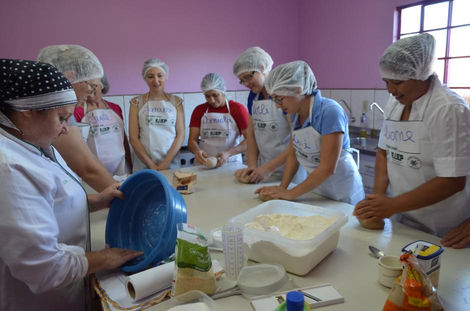 Secretaria de Educação oferta curso para mulheres da agricultura familiar que entregam pão para escolas