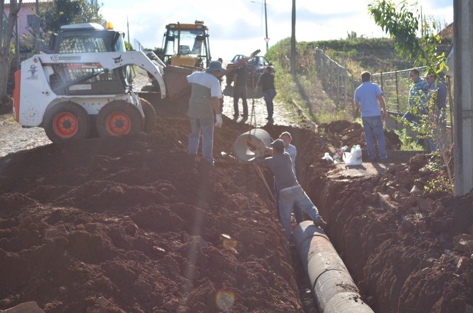 Departamento de Serviços Urbanos faz obras de rede pluvial e bueiros