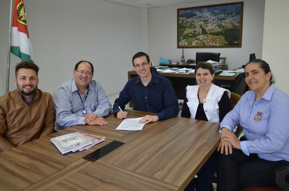 Administração Municipal e SEBRAE formalizam parceria no projeto "Jovens Empreendedores"