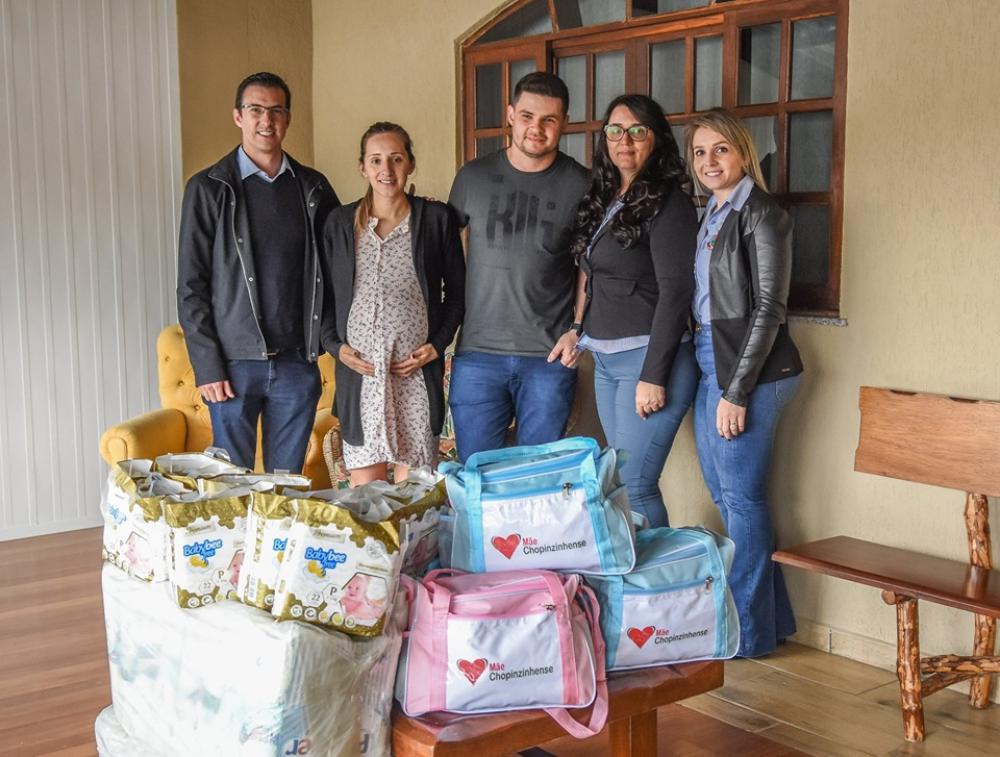 Administração Municipal realiza acompanhamento com os pais dos quíntuplos