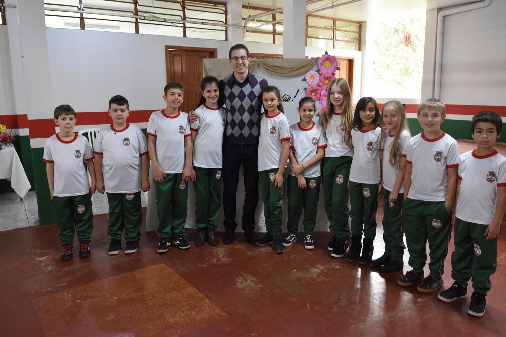 Administração Municipal inicia entrega de uniformes às crianças da rede municipal de ensino