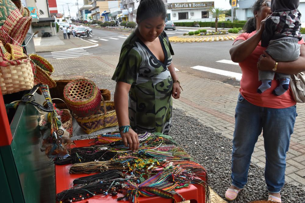 Indígenas expõe trabalhos artesanais