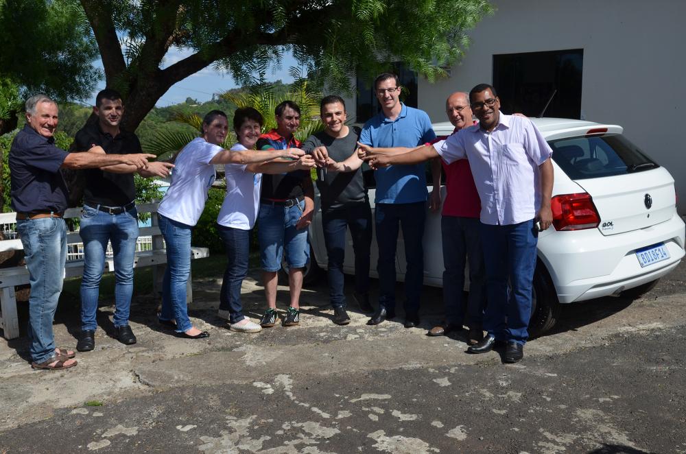 APAE recebe novo veículo e equipamentos