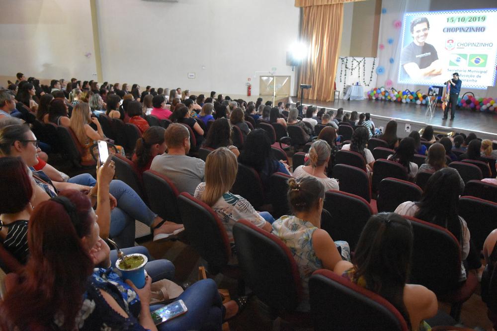 Em homenagem ao Dia do Professor, profissionais da educação recebem palestra