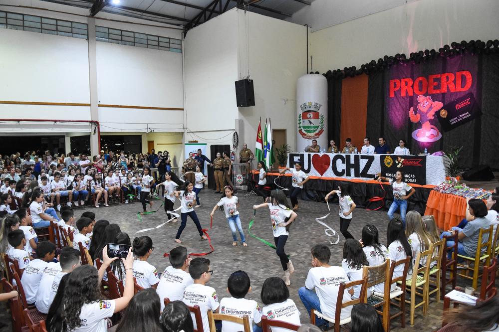 250 alunos participam de formatura do PROERD